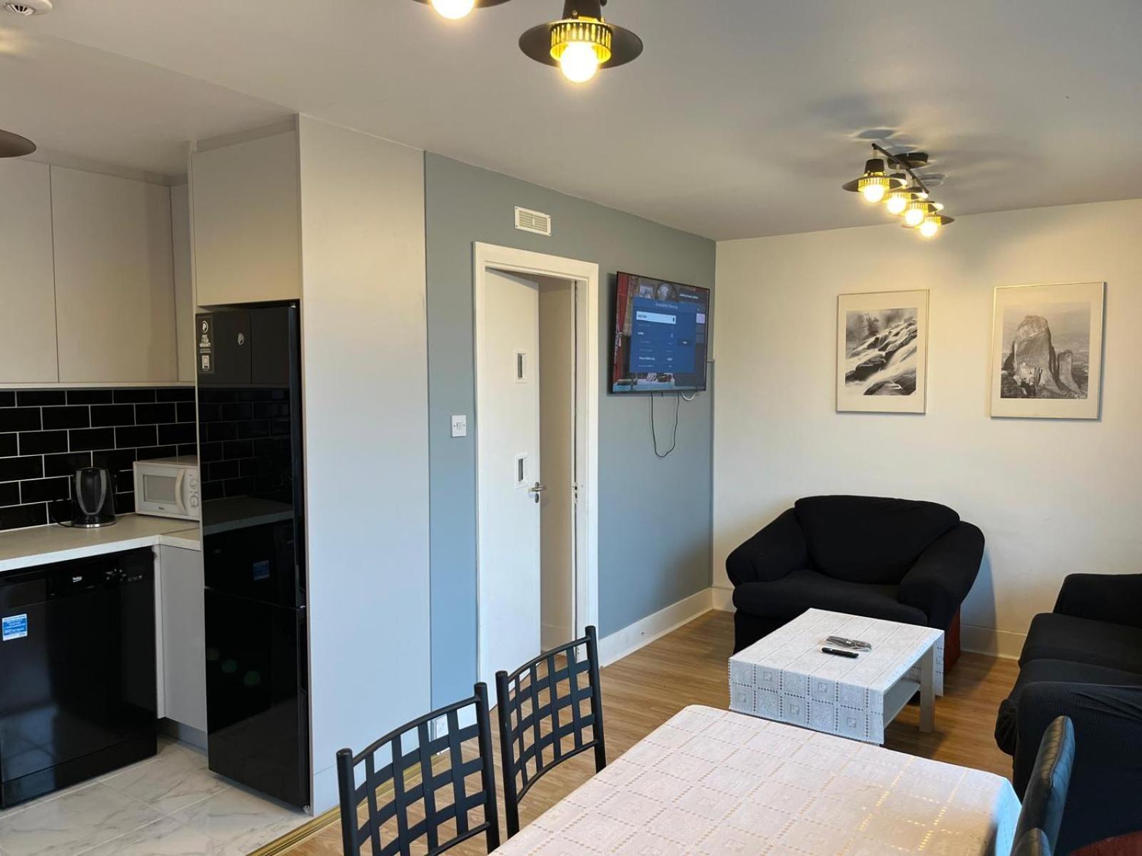 2 Double Bedrooms Near Airport & Town Apartamento *